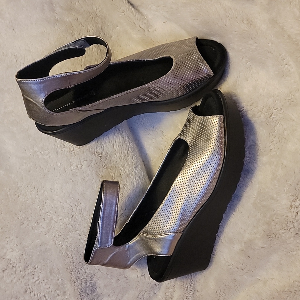 Steven by Steve Madden Silver Leather Open Toe Wedge Sandal, Size 8.5